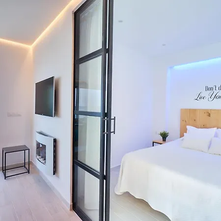 Puro Beach. Charming With Jacuzzi. توريمولينوس